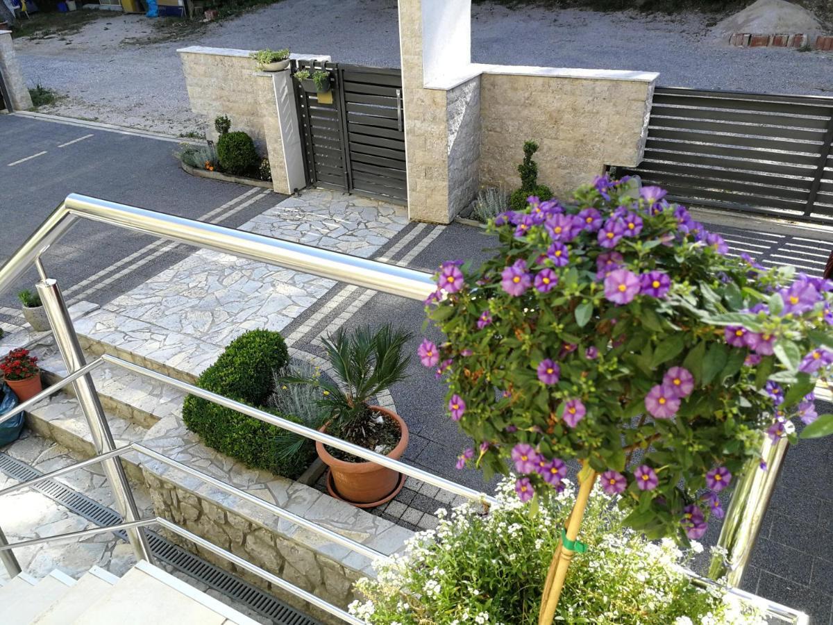 Apartmani Ban 奥米沙利 外观 照片